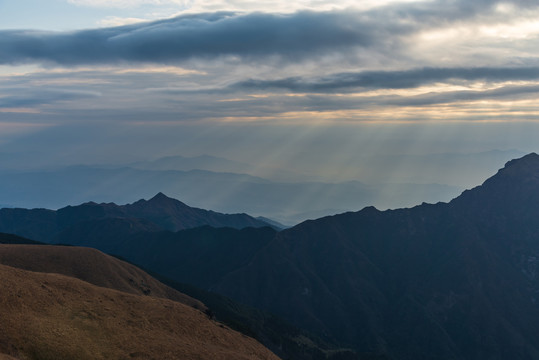 江西萍乡武功山早晨的天空