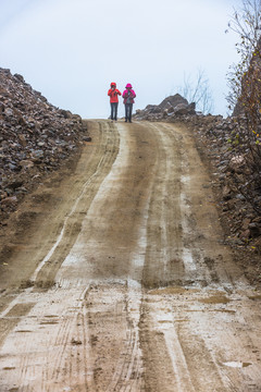 道路坡顶的女人