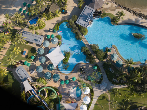 热带海岛度假酒店泳池娱乐场航拍
