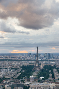 阴天时的巴黎铁塔和城市天际线