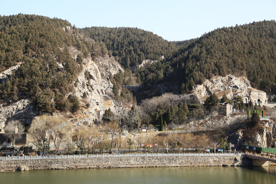 龙门东山石窟远眺