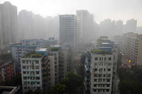 暴雨中的城市