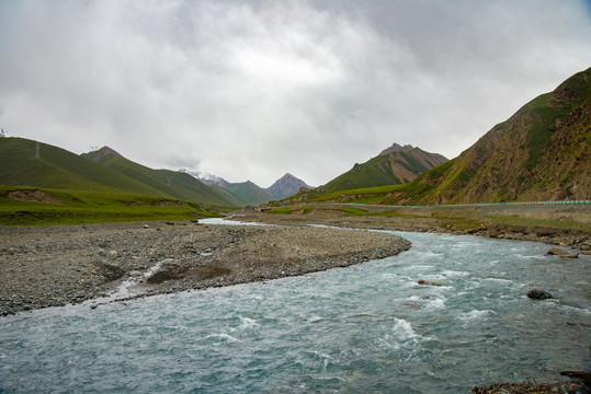 新疆巴音布鲁克草原上的河流