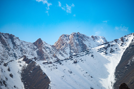 新疆独库公路上的雪山