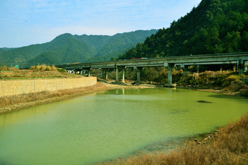 乡村河畔风景