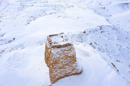 戈壁雪原烽火台