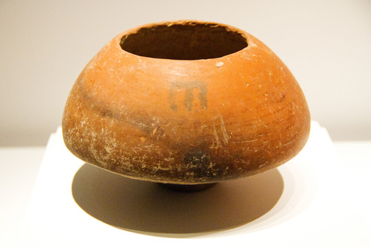 半坡文化M型纹彩陶罐