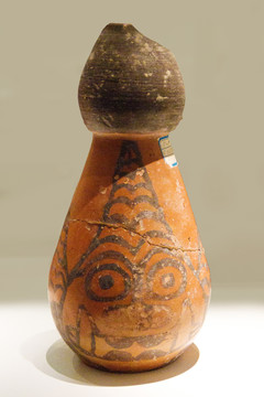 半坡文化兽面纹彩陶瓶