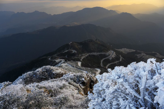 积雪的山顶