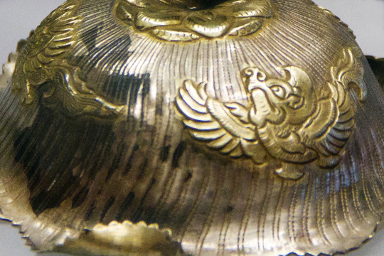 唐代鎏金蕾钮摩羯纹三足银盐台盖
