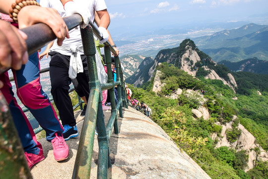 辽宁丹东凤凰山老牛背登山的脚步