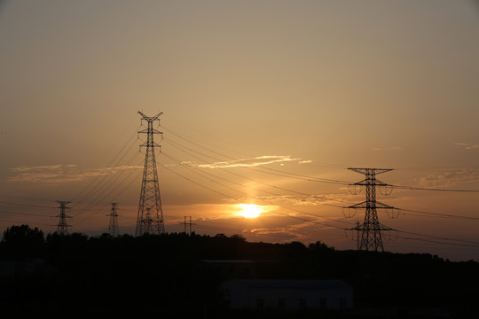 夕阳下的高压电网