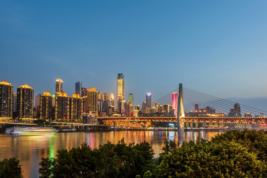 中国重庆嘉陵江千厮门大桥夜景
