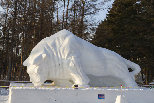 雪雕牛