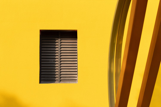黄色墙壁上的窗户