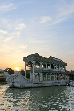 北京颐和园昆明湖落日下的石舫