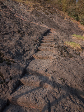 凿出来的登山石阶