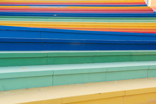 彩色楼梯和彩色背景墙