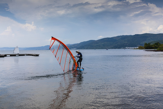 蓝天白云抚仙湖水上运动