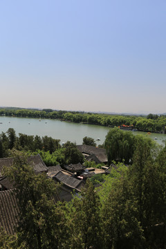 从北京颐和园画中游俯瞰建筑风光