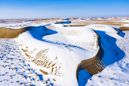 沙丘积雪