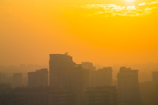 清晨阳光薄雾城市