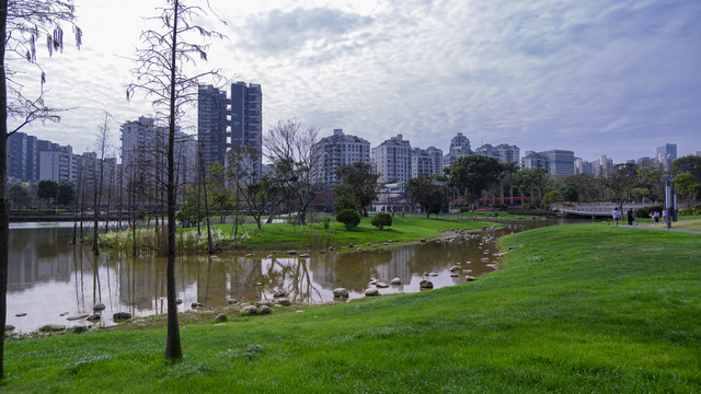 映衬这都市建筑的湖面