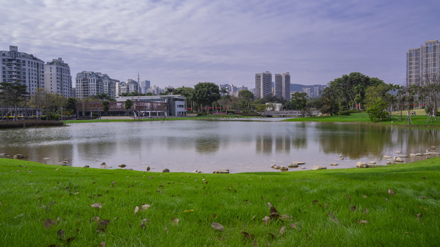 映衬这都市建筑的湖面