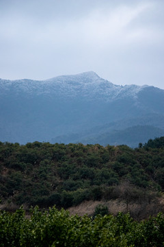 山峰雪顶