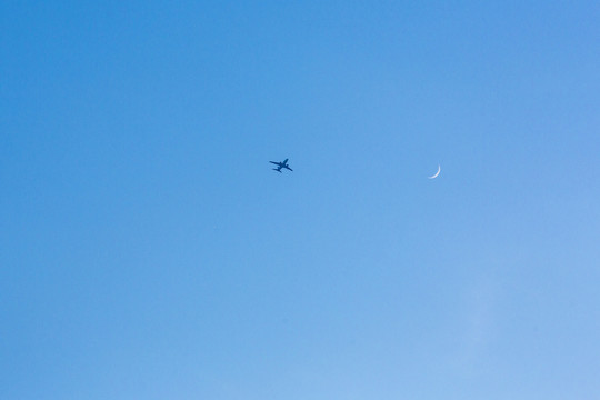 蓝天月亮与飞机