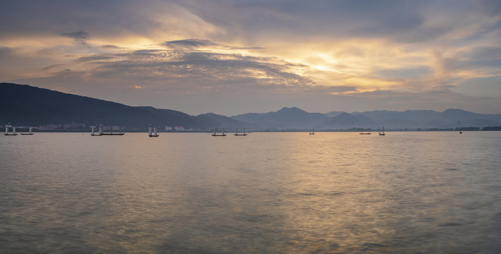 湖泊晚霞山脉与帆船全景