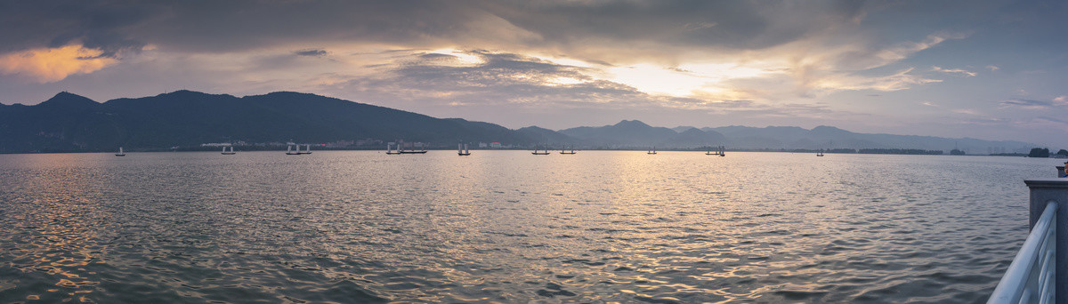 湖泊晚霞山脉与帆船全景