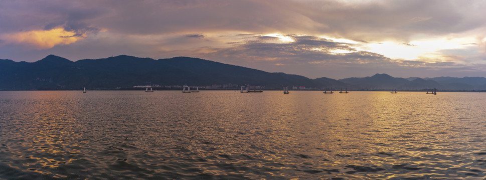 湖泊晚霞山脉与帆船全景