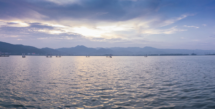 湖泊晚霞山脉与帆船全景