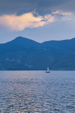 日落山脉帆船与湖泊水面光影