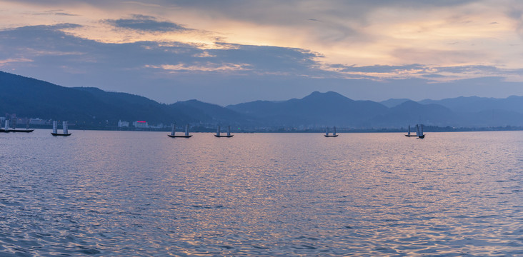 湖泊晚霞山脉与帆船全景