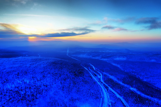 林海雪原山路风景