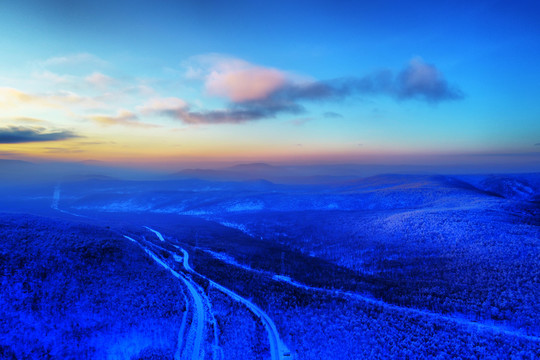 大兴安岭冬季林海雪原山路