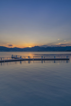 湖泊码头与日落自然风光