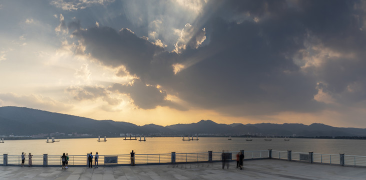 日落晚霞西山与湖泊全景图