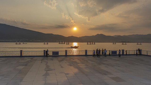 晚霞西山湖泊与日落