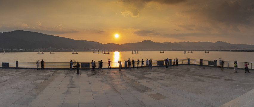 日落晚霞西山与湖泊全景图