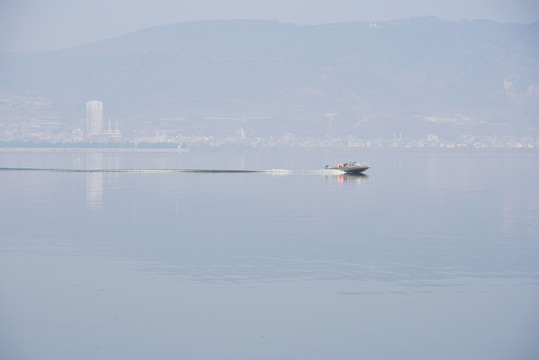 湖泊快艇