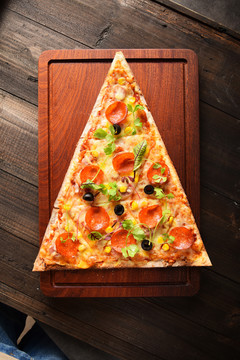 意式三角萨拉米肠披萨