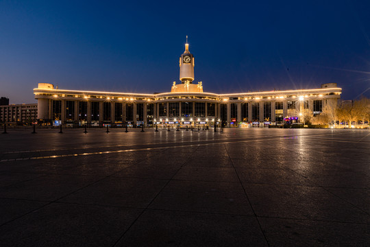 天津站夜景