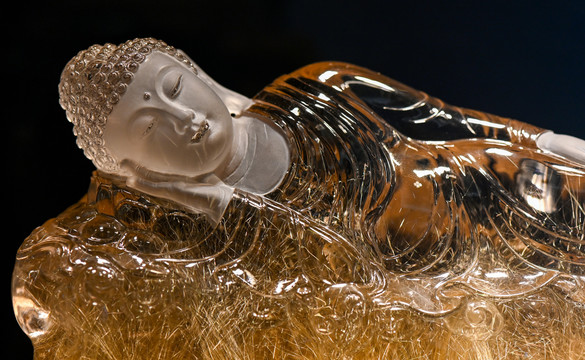 水晶雕刻的佛祖卧像