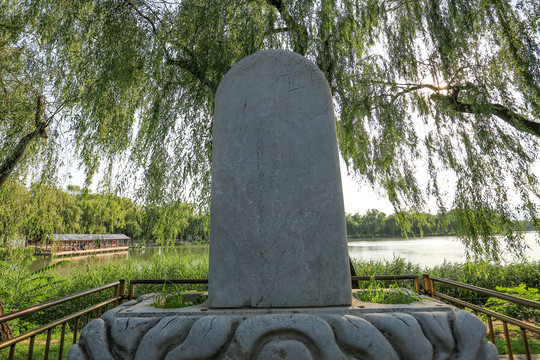 北京颐和园东堤上的昆仑石碑