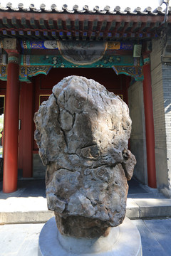 北京颐和园玉澜门前子母石