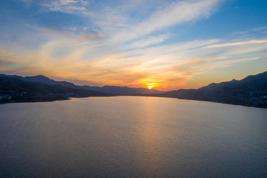 航拍济南锦绣川水库日落美景04