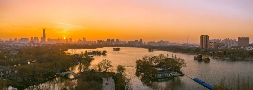 夕阳西下大明湖宽幅大图